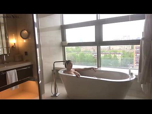 ❤️ Babe yang luar biasa ghairah jerking off dia di dalam bilik air ❌ Lucah pada kami