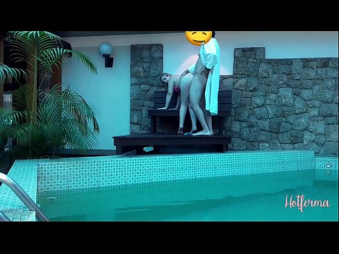 ❤️ Bos menjemput pembantu rumah ke kolam, tetapi tidak dapat menahan panas ❌ Lucah pada kami